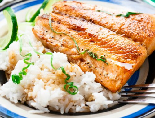 Arroz con salmón y verduras